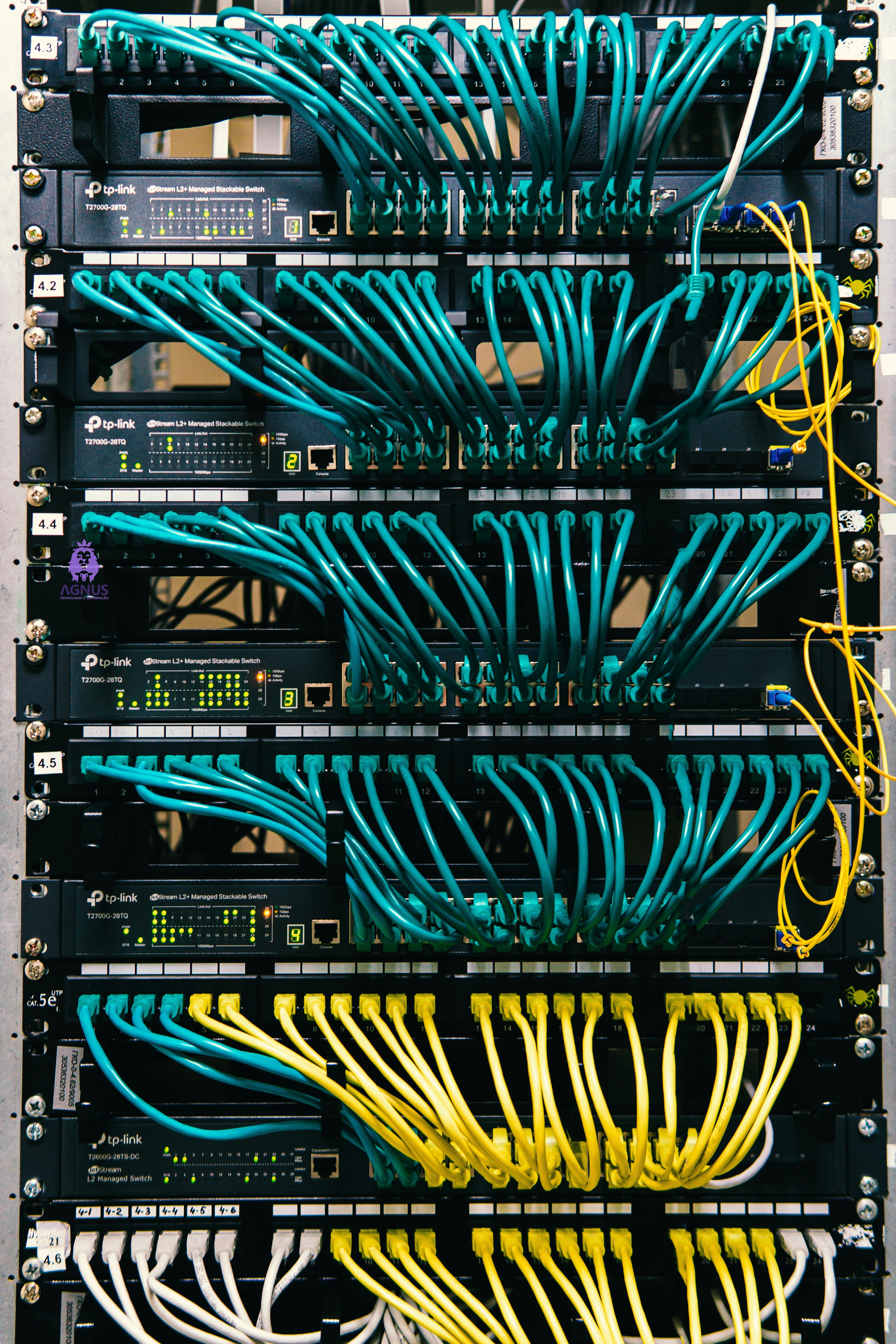 Rack de rede com cabeamento e marca Agnus